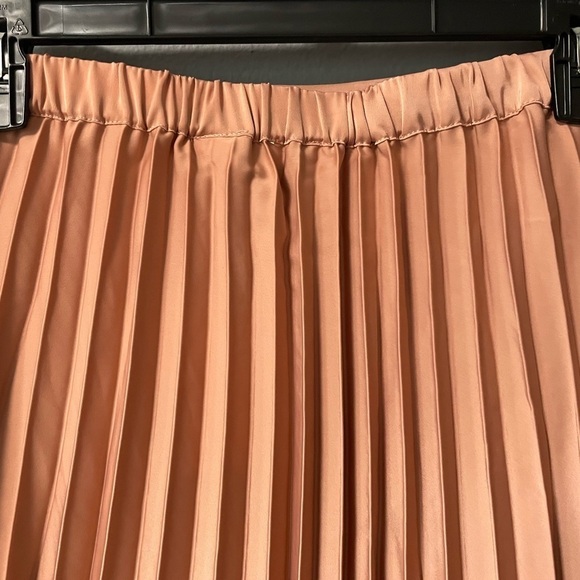 NWT Joie 2-piece fuzzy top and pleated skirt in pink mauve/peachy color. Medium - Picture 13 of 15